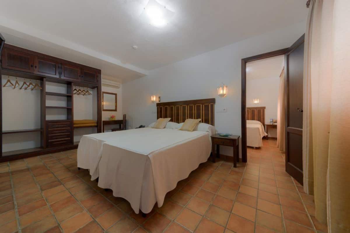 Family Apartment (4 adults) | In-room safe, desk, cribs/infant beds, free WiFi