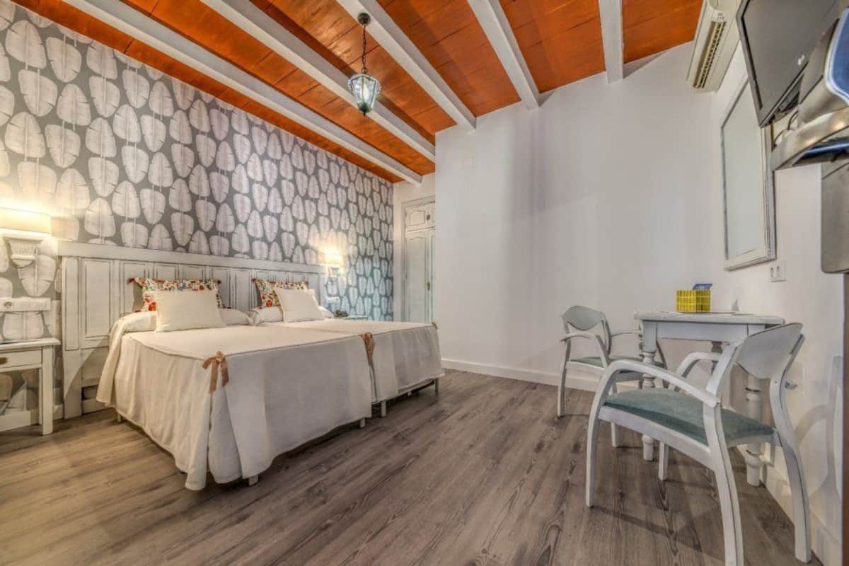 standard twin room | in-room safe, desk, cots/infant beds, free wifi