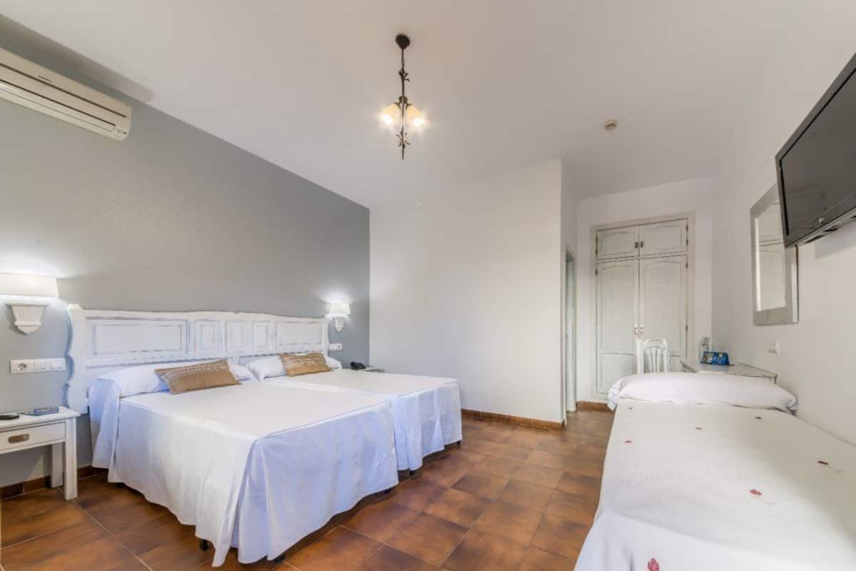 Triple Room | In-room safe, desk, cribs/infant beds, free WiFi
