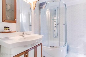 Badkar och dusch, bubbelbadkar, gratis toalettartiklar och hårtork
