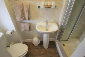 Camera doppia, vista mare | Bagno | Doccia, set di cortesia gratuito, asciugacapelli, asciugamani
