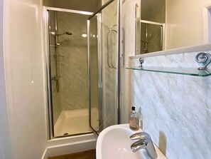 Chambre avec lits jumeaux | Salle de bain