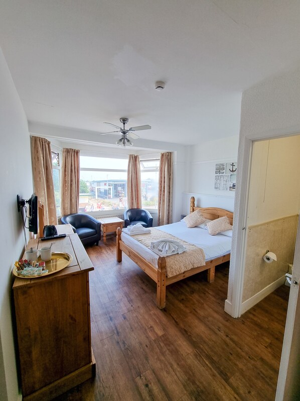 Habitación doble, vistas al mar | Mobiliario individual, escritorio, espacio para trabajar con un portátil