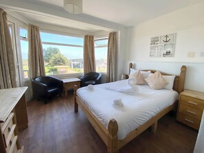 Habitación doble, vista al mar | Muebles diferentes, escritorio y espacio para trabajar con laptop 