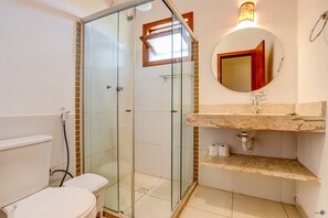 Quarto triplo clássico, sacada | Banheiro | Chuveiro, produtos de toalete grátis, toalhas de banho 