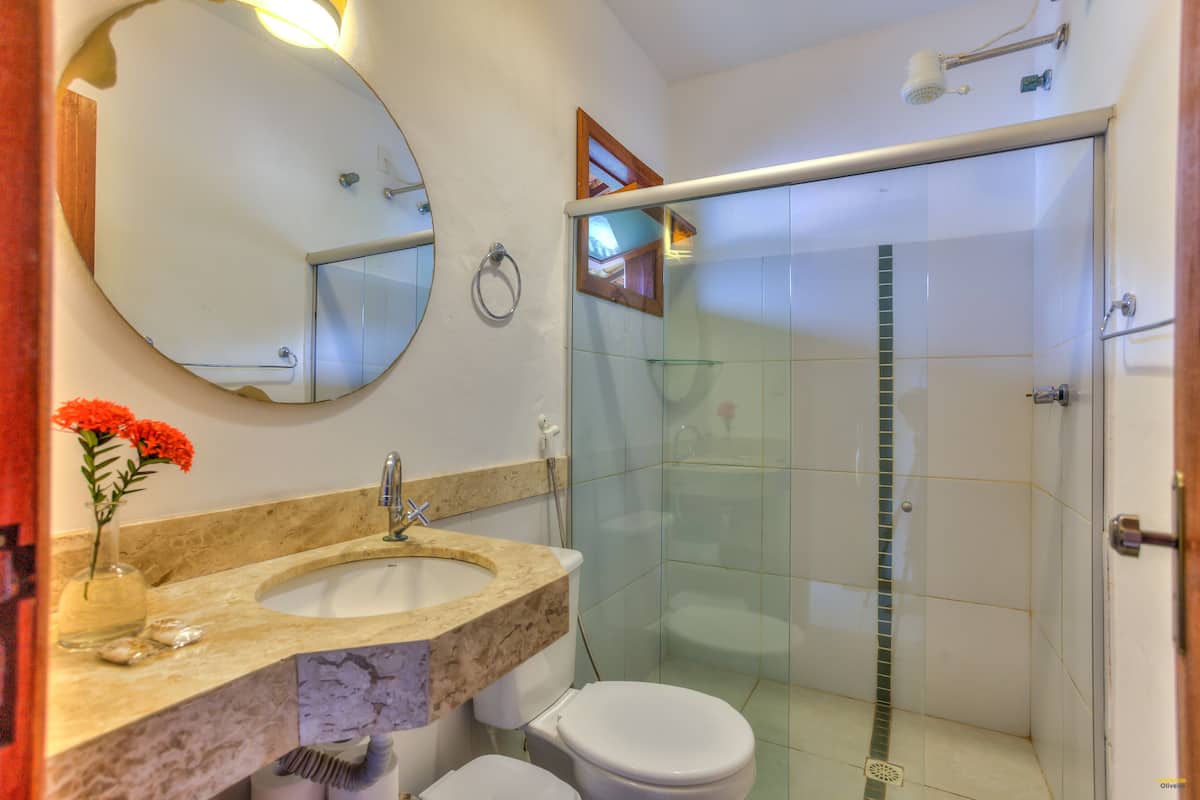 Duş, ücretsiz banyo/kozmetik ürünleri, havlu