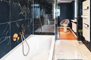 Appart'hôtel Design | Salle de bain | Douche à « effet pluie », articles de toilette gratuits, sèche-cheveux