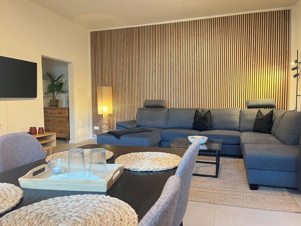 Appartement, 1 chambre, terrasse (Möwennest) | Coin séjour | Télévision à écran plat de 75 pouces avec chaînes par satellite