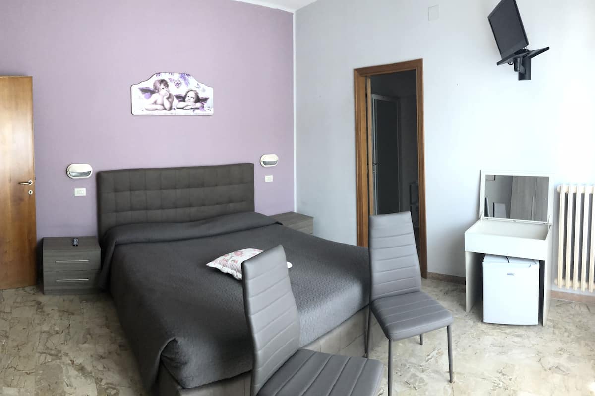 Habitación doble | Ropa de cama de alta calidad y caja de seguridad en la habitación