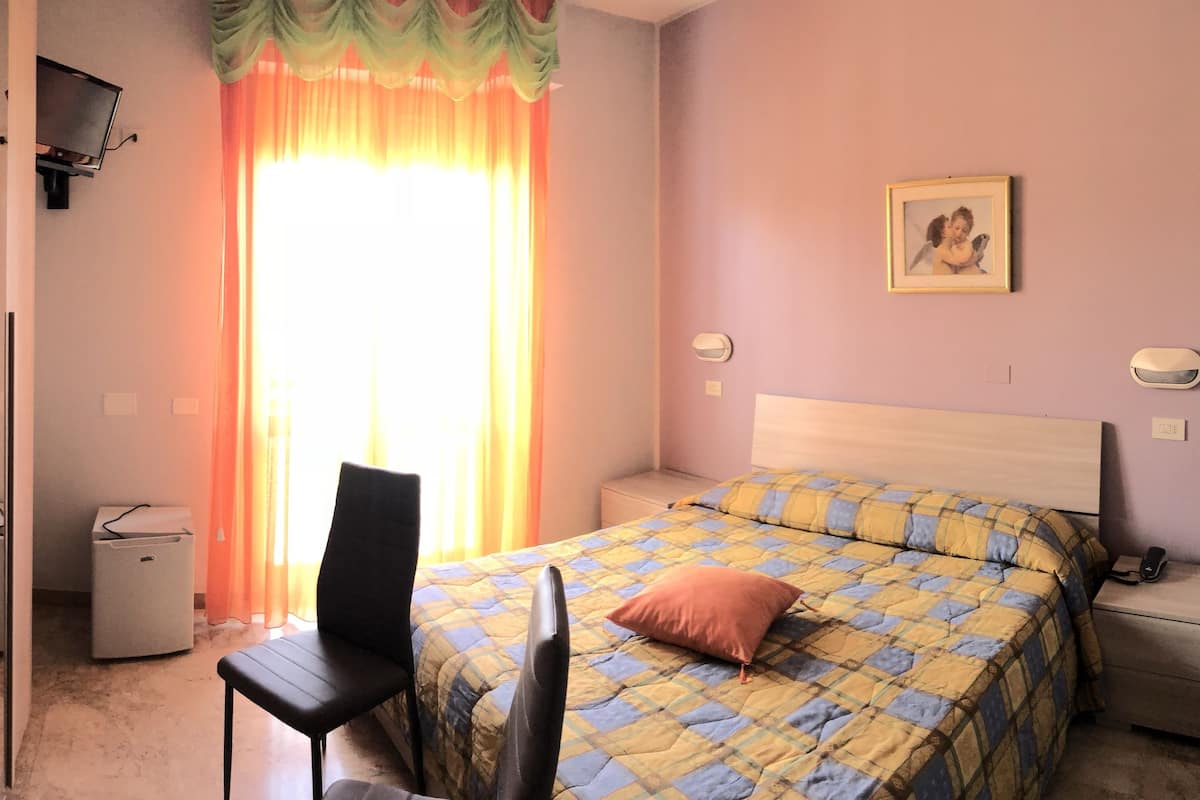 Ropa de cama de alta calidad y caja de seguridad en la habitación