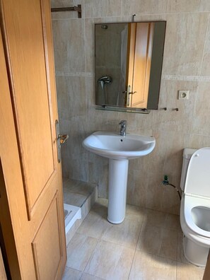 Apartment, 2 Bedrooms | Bathroom | Shower, rainfall showerhead, towels