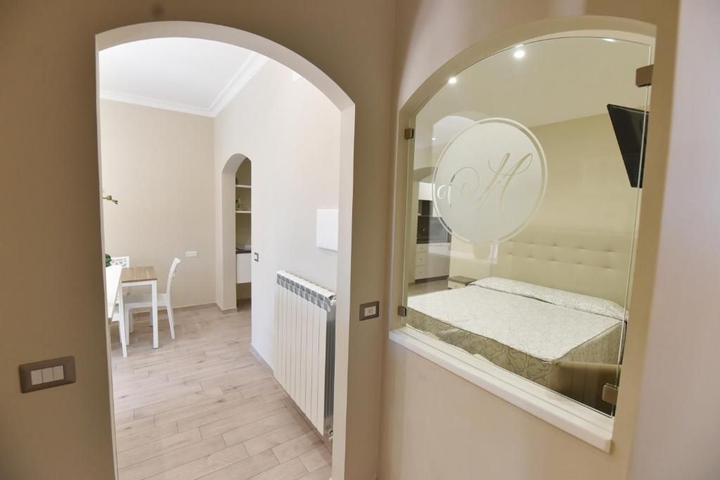 Une chambre à coucher avec un lit, un miroir et une fenêtre.