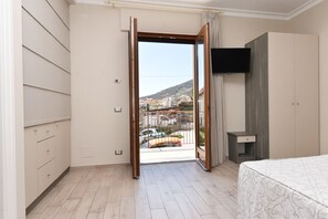 Habitación superior | Ropa de cama hipoalergénica y escritorio