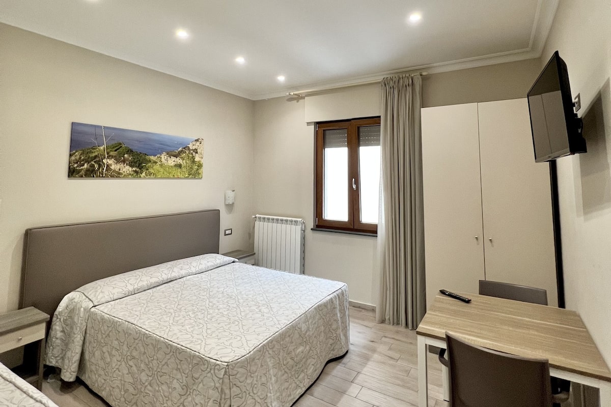 Tripla Comfort | Biancheria da letto ipoallergenica, una scrivania, postazione laptop