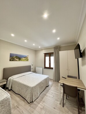 Habitación triple Confort | Ropa de cama hipoalergénica y escritorio 