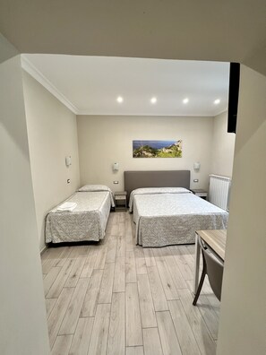 Habitación triple Confort | Ropa de cama hipoalergénica y escritorio