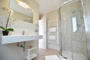 Superior Room | Bathroom | Shower, rainfall showerhead, free toiletries, hair dryer - Relais Milò (Agerola)