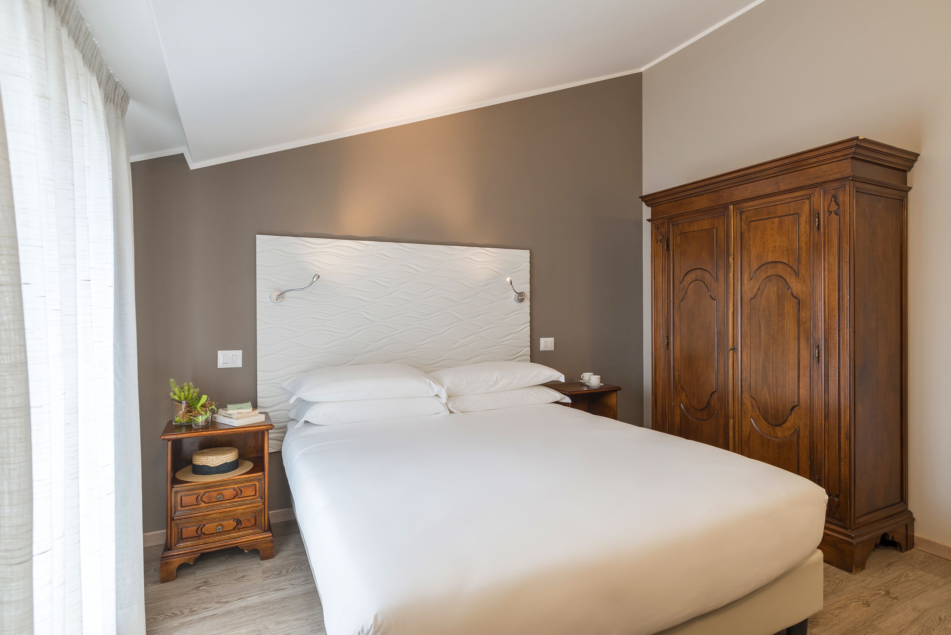 comfort double room | in-room safe, desk, free wifi, bed sheets