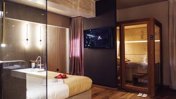 Executive Studio Suite | In-room safe, desk, free WiFi, bed sheets