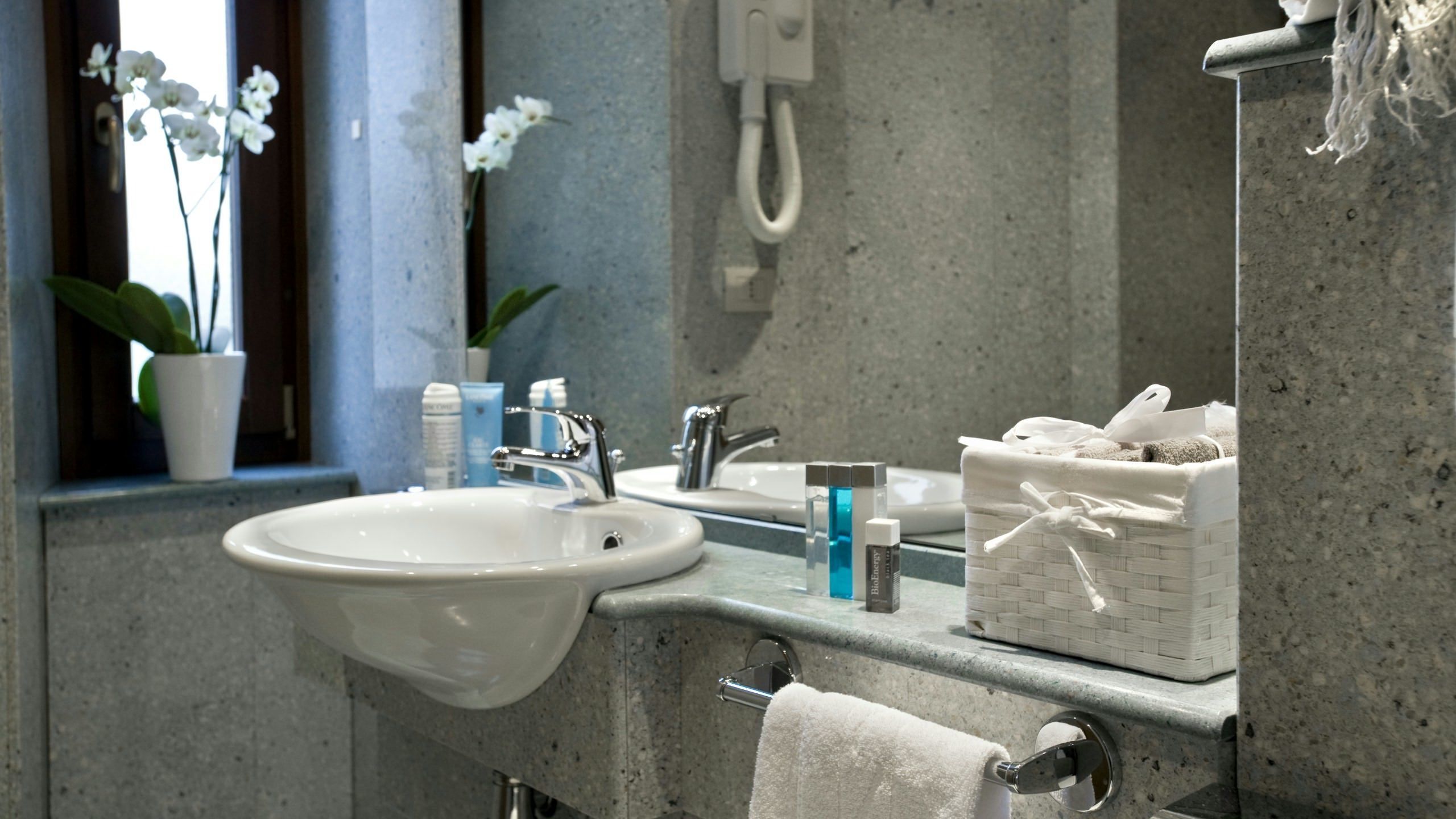 standard triple room | bathroom sink