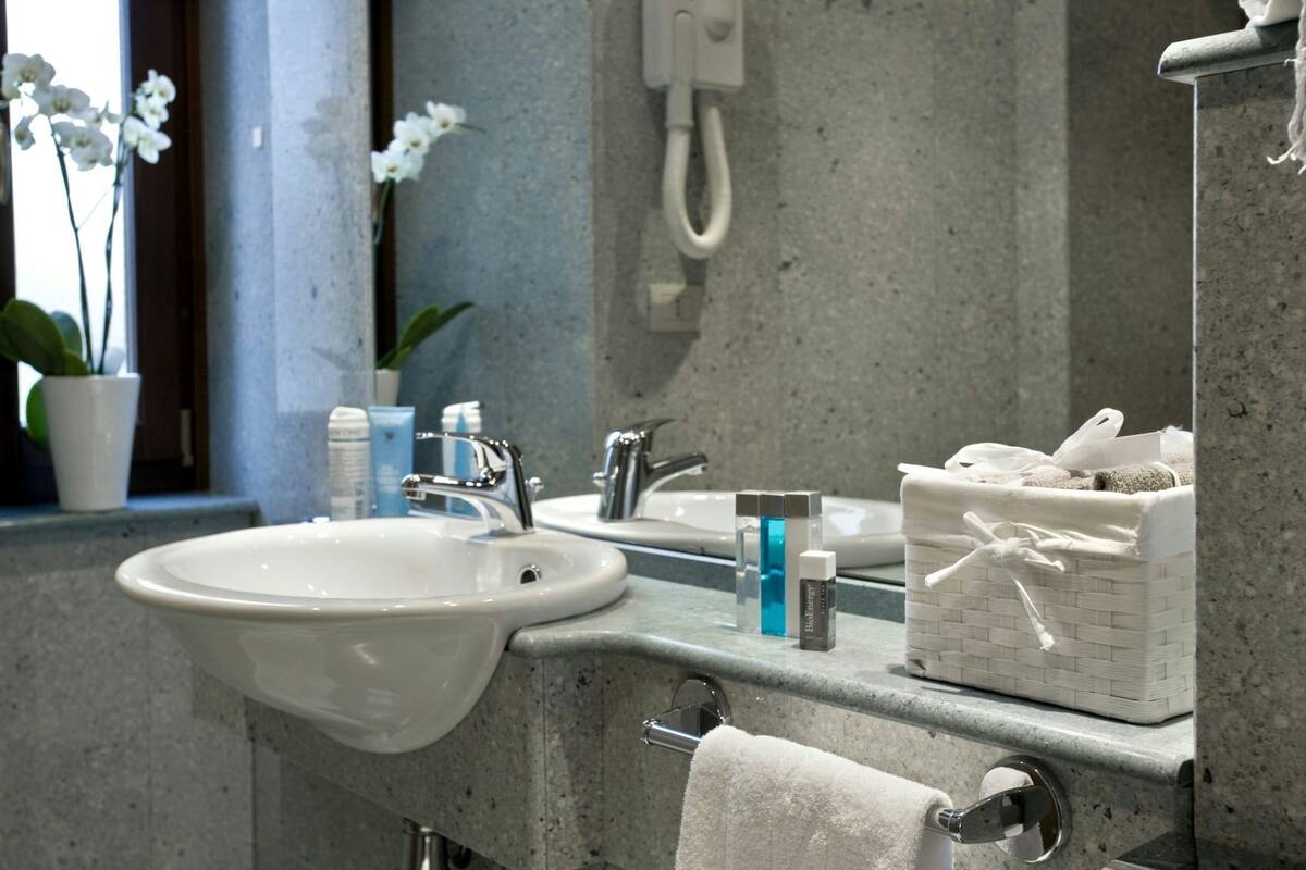 standard triple room | bathroom sink