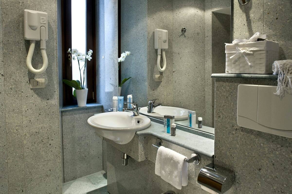 standard triple room | bathroom | shower, free toiletries, hair dryer, bidet
