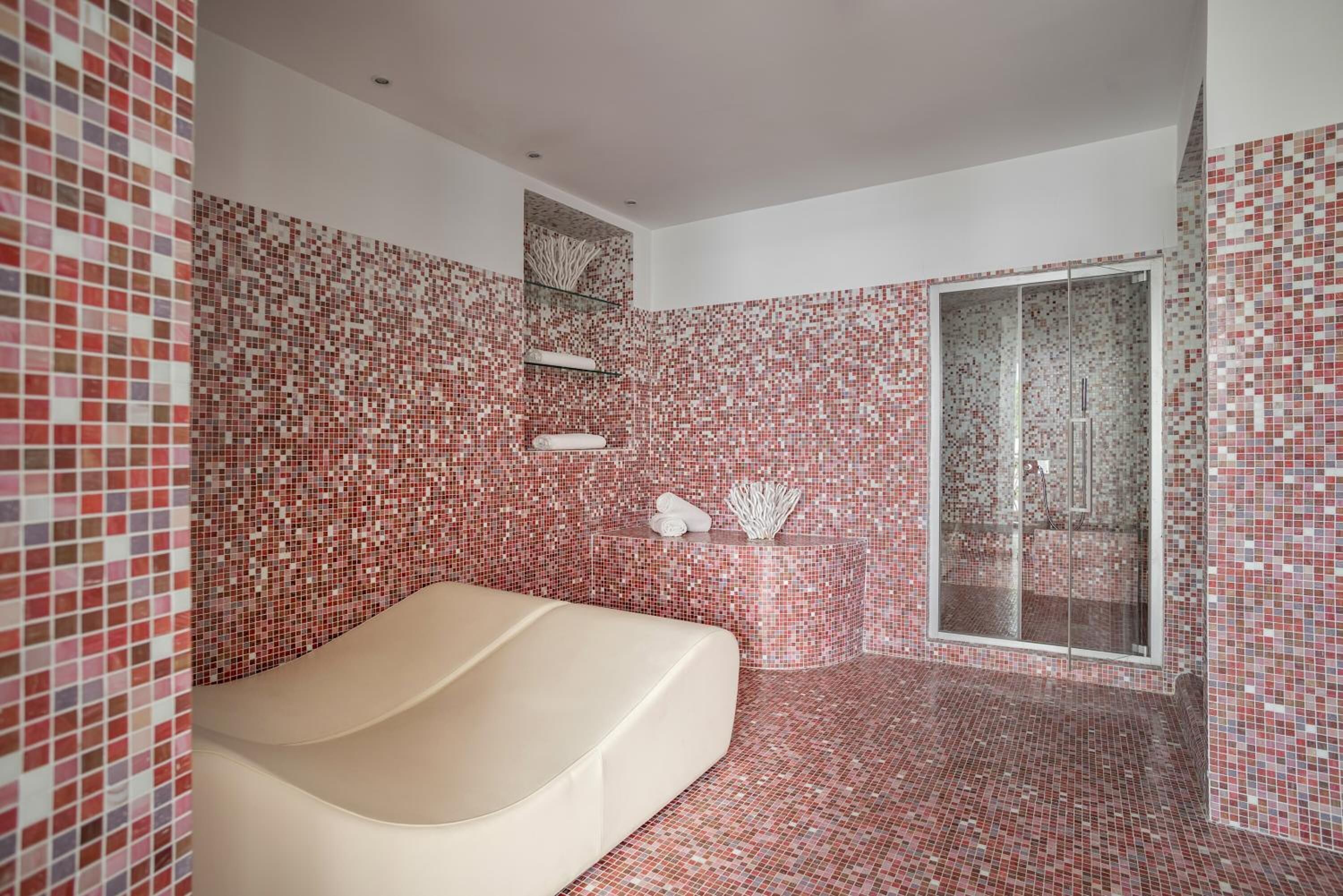 Shower, free toiletries, hair dryer, bidet