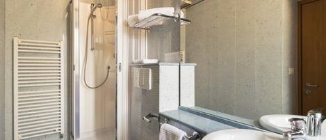 Une salle de bain moderne équipée d’une douche, de toilettes et d’un lavabo.