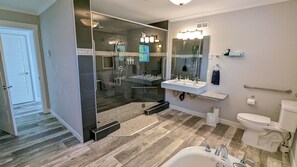 Rumah Mewah, 2 kamar tidur, akses difabel, pemandangan samudra | Kamar mandi | Perlengkapan kamar mandi ramah lingkungan dan pengering rambut