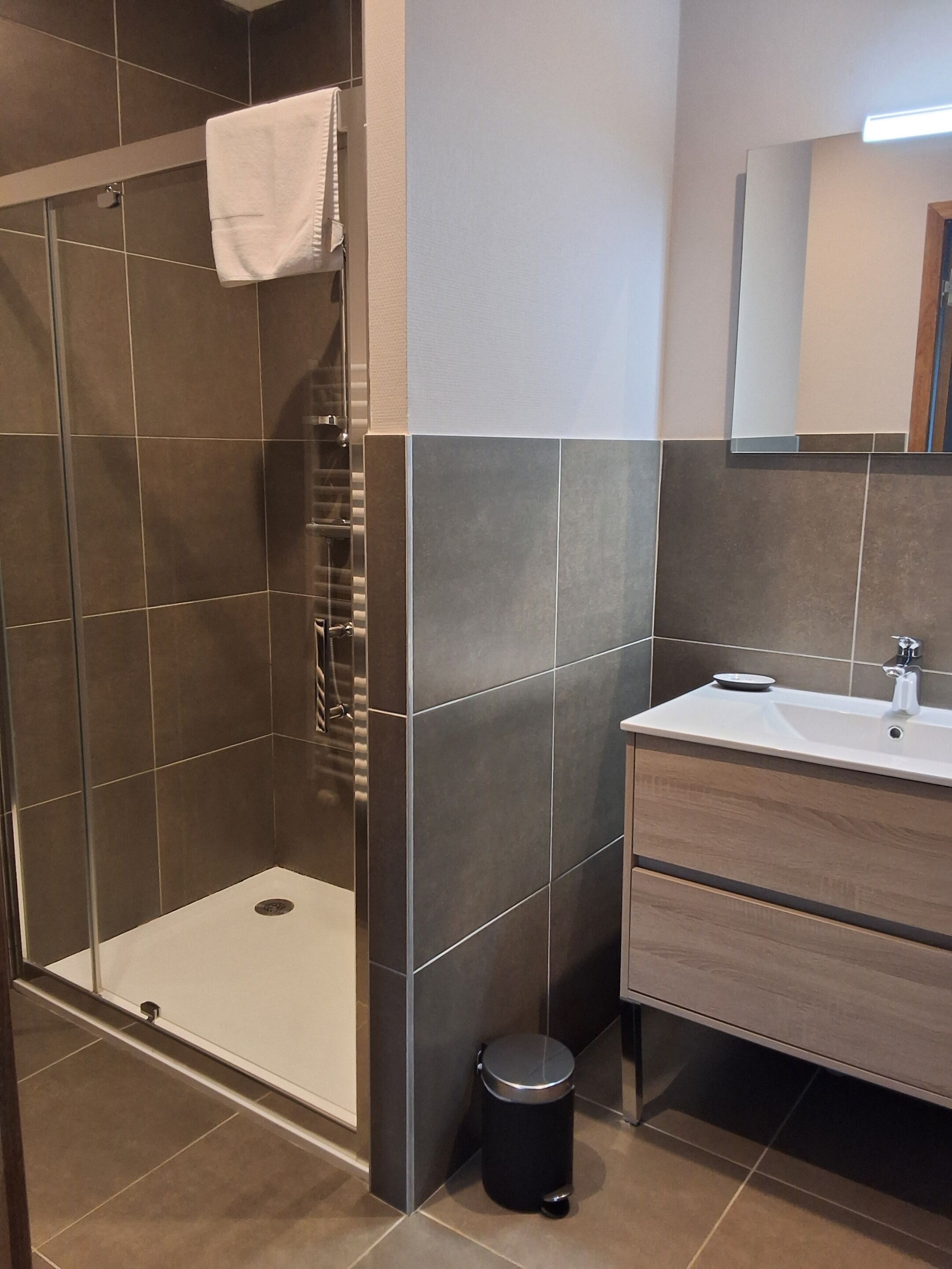 Classic Triple Room, 1 Bedroom | Bathroom | Shower, free toiletries, hair dryer, towels