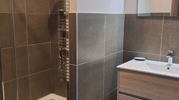 Classic Triple Room, 1 Bedroom | Bathroom | Shower, free toiletries, hair dryer, towels