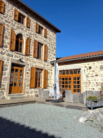 Exterior. L'Auberge de la Source
