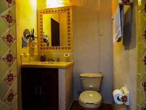Studio Suite truyền thống, 1 giường cỡ king | Phòng tắm | Buồng tắm vòi sen, đồ dùng nhà tắm miễn phí, máy sấy tóc, khăn tắm 