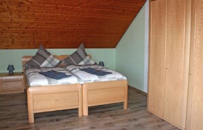 Doppelzimmer | Schreibtisch, Verdunkelungsvorhänge, Zustellbetten, kostenloses WLAN