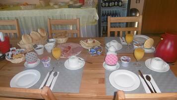 Daily buffet breakfast for a fee