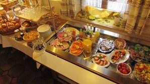 A buffet with various food items and beverages. - Gästehaus Gritscher (Schliersee)