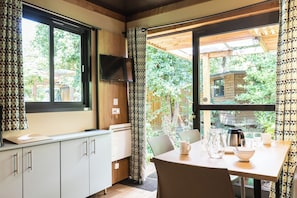 Chalet | Zona de estar | Una televisión, un futbolín, una mesa de tenis de mesa