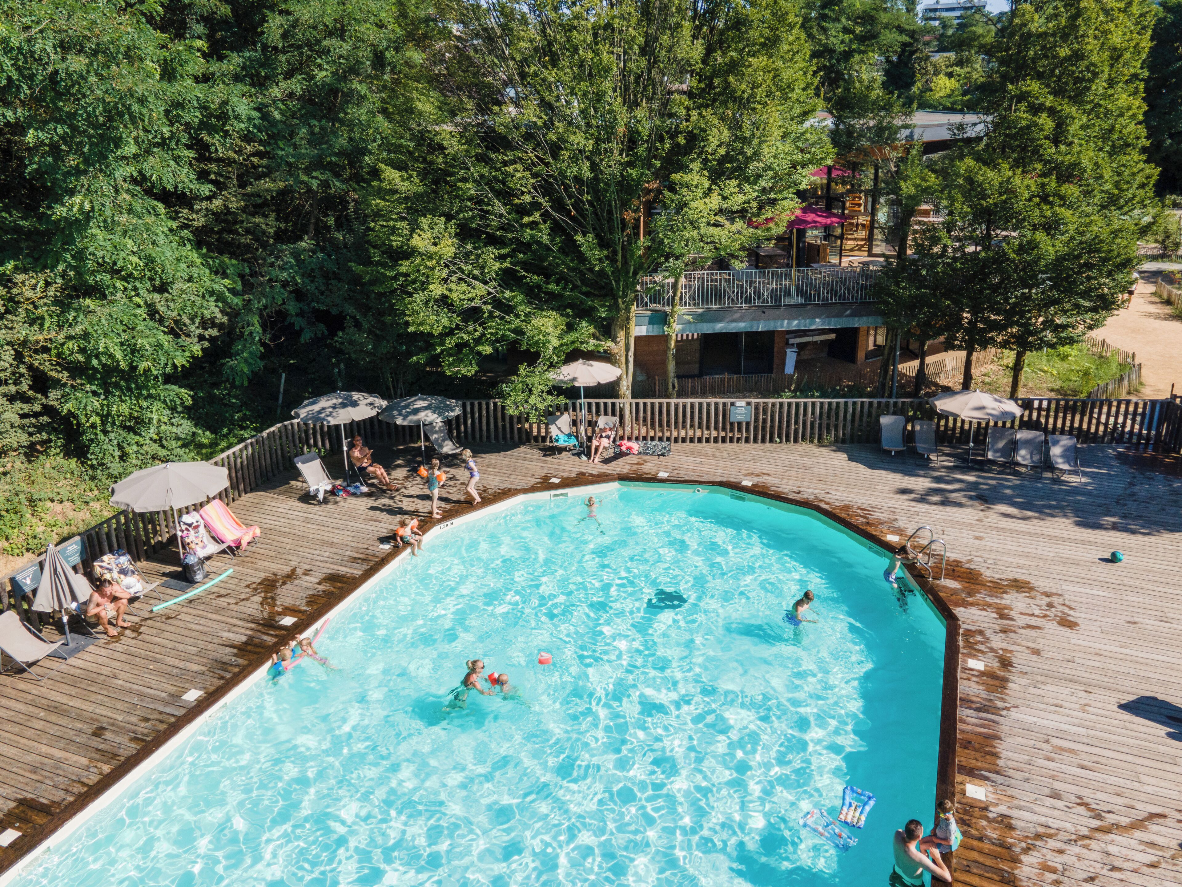 Kolam renang terbuka bermusim, payung kolam, kerusi lepak pantai 
