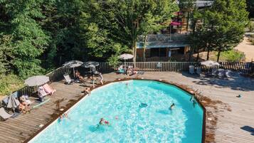 Piscine extérieure (ouverte en saison), parasols de plage