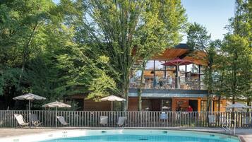 Piscine extérieure (ouverte en saison), parasols de plage