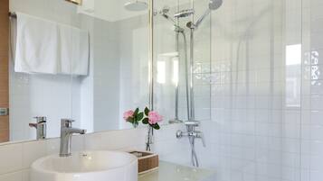 Loft de diseño, vistas a la montaña (Aldea) | Baño | Artículos de higiene personal gratuitos, secador de pelo y toallas