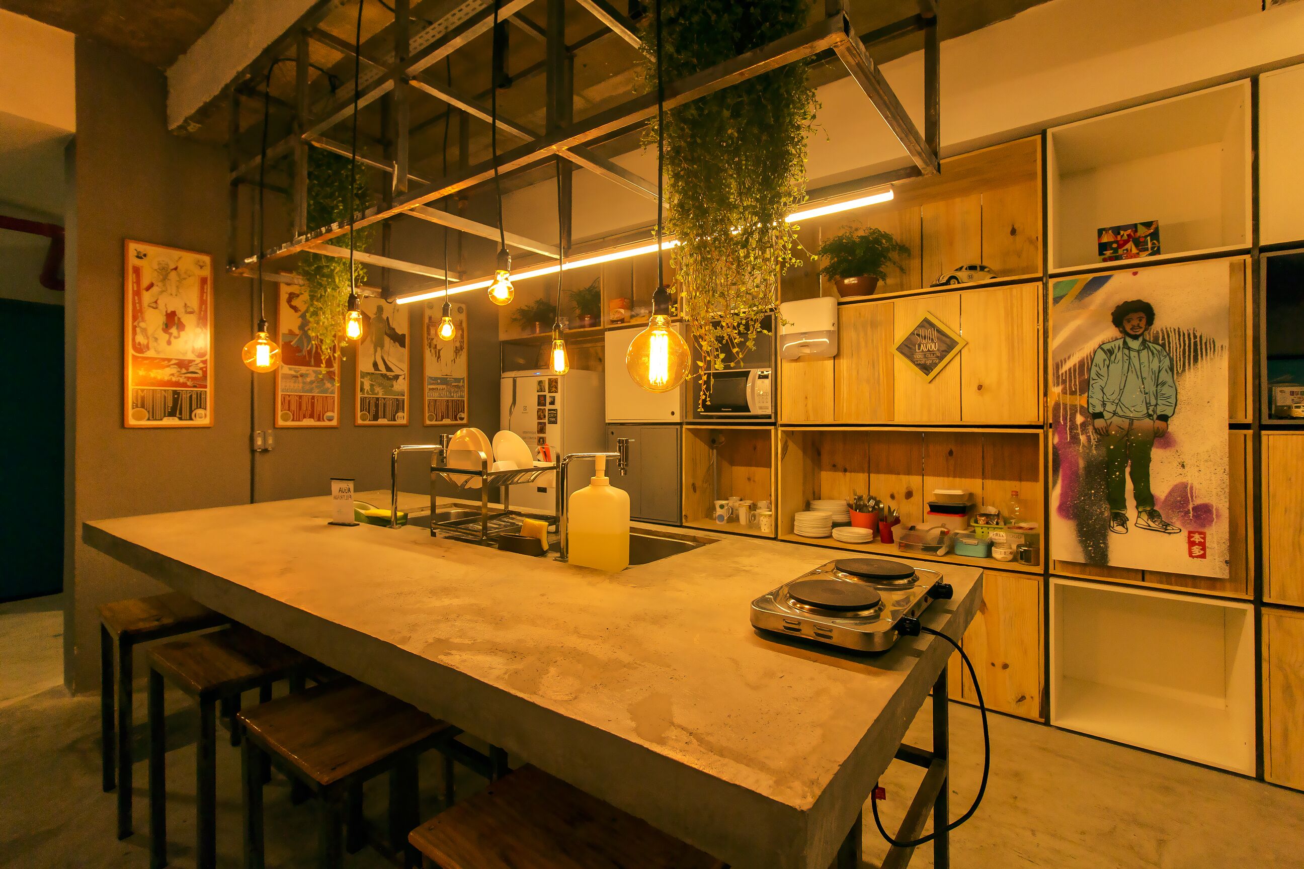 Geladeira, micro-ondas, cooktop, torradeira