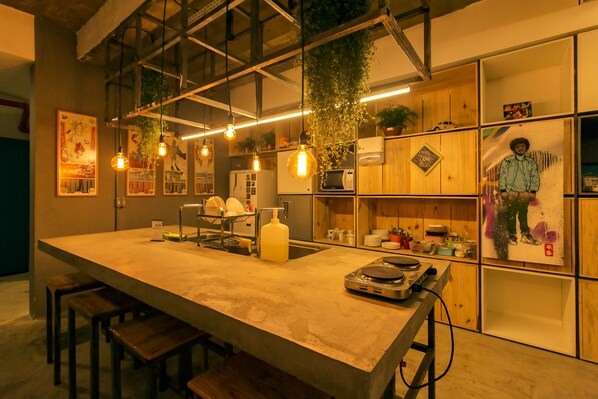 Réfrigérateur, micro-ondes, plaque de cuisson, grille-pain