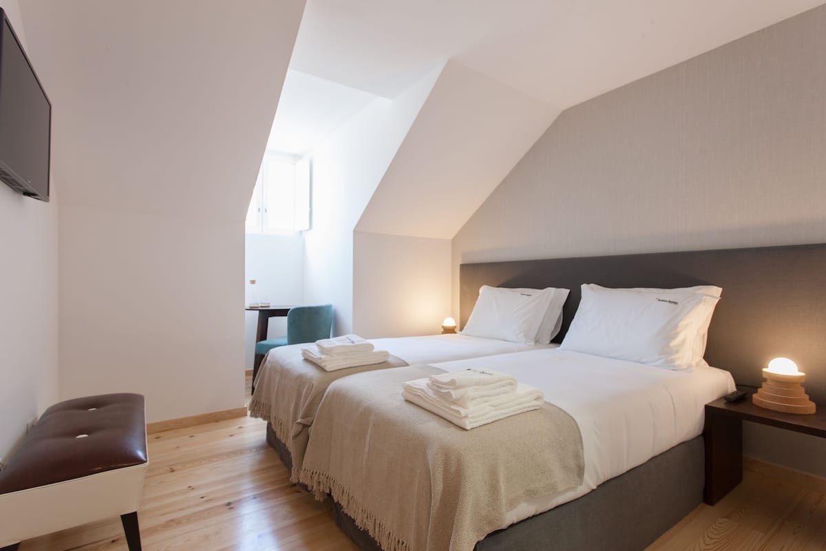 Quarto duplo | Cofres nos quartos, escrivaninha, cortinas blackout, berços grátis