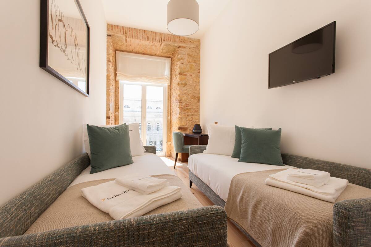 Quarto duplo, vista para a cidade | Cofres nos quartos, escrivaninha, cortinas blackout, berços grátis