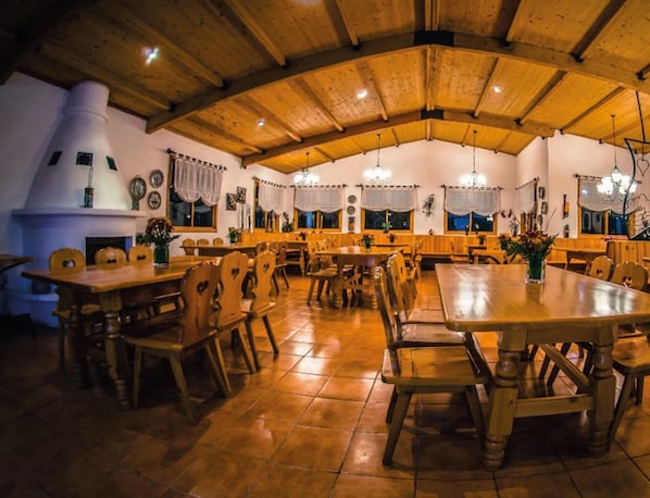 Breakfast, lunch, dinner served; local and international cuisine