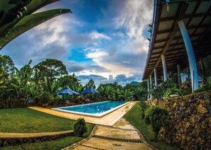 室外泳池；07:00 至 19:00 開放；躺椅