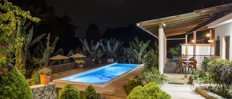 Piscina externa, funciona das 7h às 19h, espreguiçadeiras