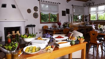 Frukost, lunch och middag serveras
