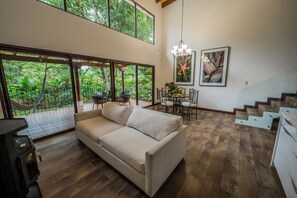 豪華樓中樓客房, 2 間臥室 | 迷你吧、房內夾萬、獨特裝修、書桌